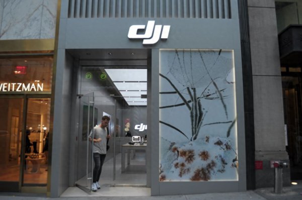 冲中国来的! 好意思国晓谕全球: 封禁番邦无东说念主机及零部件, 大疆首当其冲